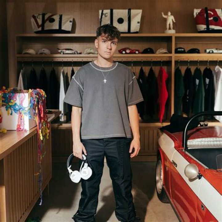 Clix- Wiki, Girlfriend, Weight, Height, Net Worth, Career